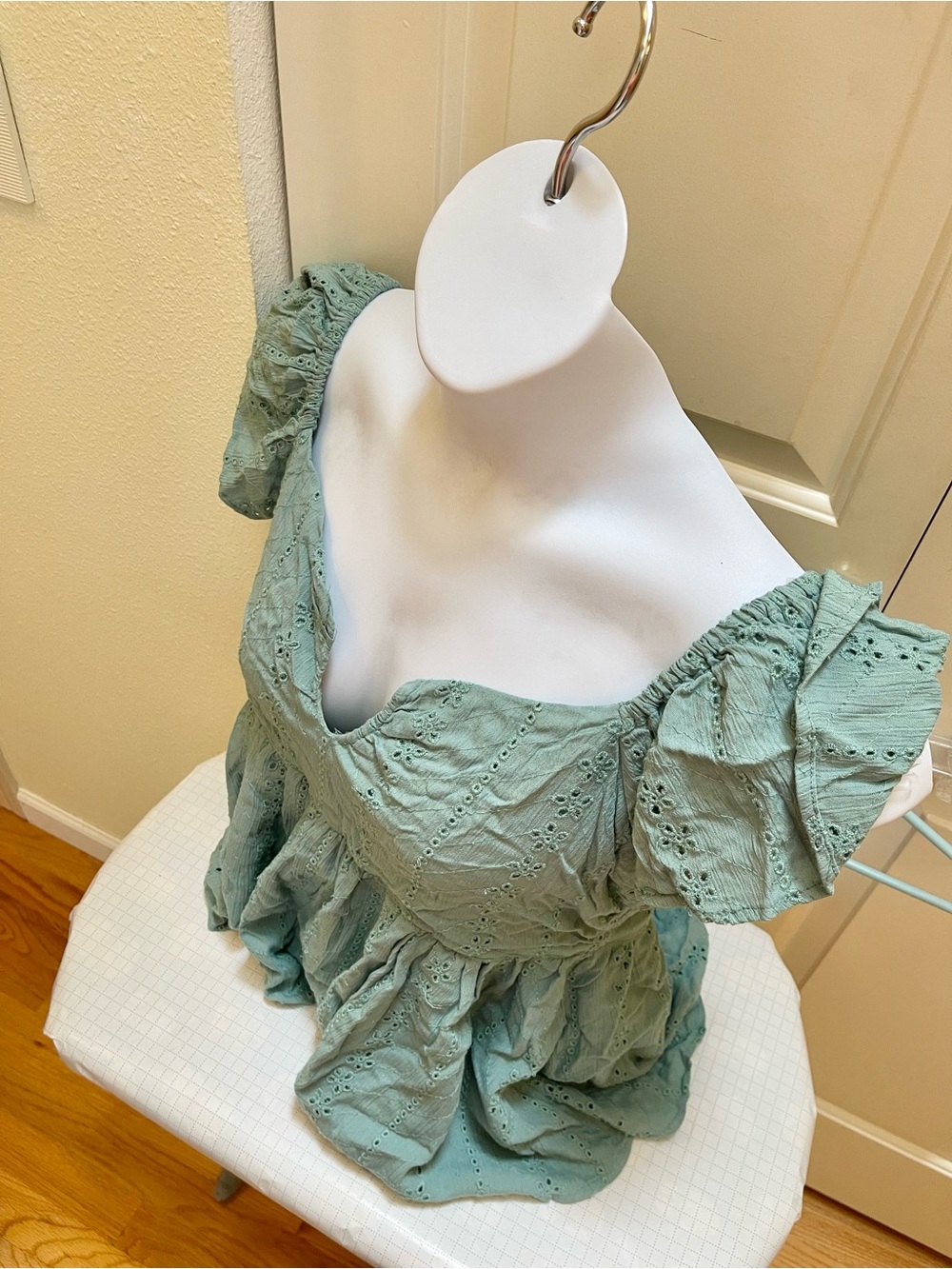 BNWT Angie eyelet top - Picture 4 of 9
